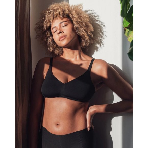 NWT SEAMLESS LINGERIE Second Skin Everyday Seamless T-Shirt Bra in Black - Picture 1 of 9